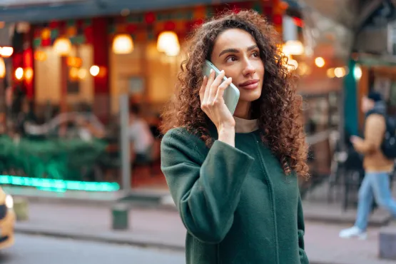 femme commande un chauffeur taxi en savoie